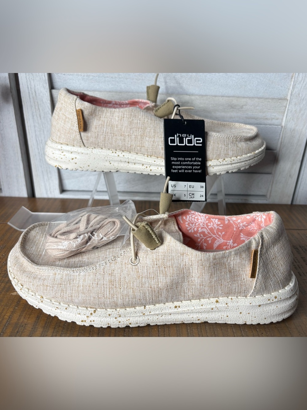 NWT Hey Dude Wendy Chambray White Nut Linen Loafers Women’s Size 7 Extra Laces